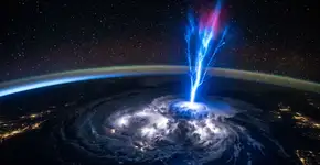 A NASA está mais uma vez destacando uma imagem tirada em 3 de julho de 2025, da ISS, que parece saída de um filme: um “jato gigantesco” que não cai na Terra, mas sim sai de uma tempestade e sobe a uma altura de quase 100 quilômetros