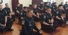 Policiais do Canadá aprendem meditação para melhorar a abordagem das pessoas
