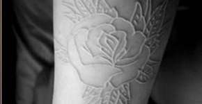 Tatuagem com tinta branca