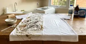 Bicarbonato, água oxigenada e sabão em pó: por que essa mistura é “poderosa” para remover manchas difíceis das roupas