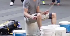 Você já viu um baterista que toca sem bateria? Veja agora