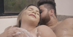 Dupla sertaneja grava clipe ‘Lili’ com travesti após música transfóbica