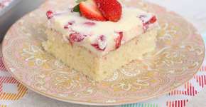 Bolo de leite em pó com morangos simplesmente maravilhoso