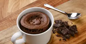 Brigadeirão de caneca: sobremesa rápida em 2 minutos