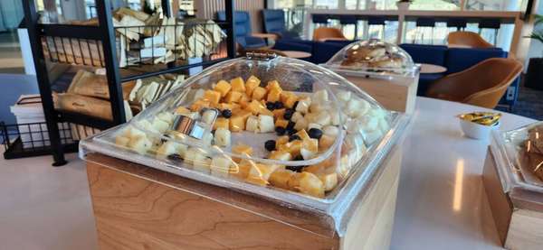 Lounge em Orlando oferece um ambiente confortável com snacks, bebidas à vontade e wi-fi