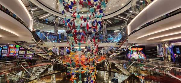 A escultura Incanto del Mare, criada por Venini, um dos vidreiros mais conceituados do mundo para a MSC Foundation 