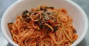 Macarrão vapt-vupt feito no forno, sem sujar panelas