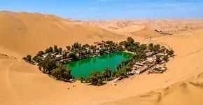 Huacachina, o oásis mais famoso da América do Sul: dunas gigantes, uma lagoa esmeralda e a lenda da sereia.
