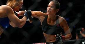 Brasileira Amanda Nunes nocauteia Ronda Rousey em 48 segundos