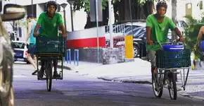 Universitário coleta de bicicleta lixo orgânico para compostar