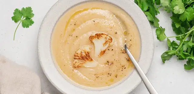 Essa sopa detox de couve-flor com gengibre e leite de coco vai aquecer o seu inverno com saúde