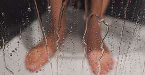 Fisioterapeuta explica por que você não deve fazer xixi no chuveiro