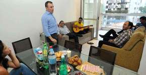 Deputado recusa auxílio-moradia e divide apartamento com outros funcionários