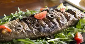 Filé de peixe assado com legumes