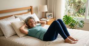 5 exercícios na cama que firmam e engrossam a cintura mais rápido do que exercícios abdominais após os 60 anos