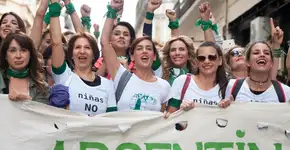 Mulheres receberão aposentadoria após cuidado materno ser considerado ‘trabalho’ na Argentina