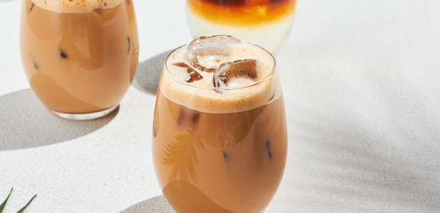 A bebida de 3 ingredientes que virou febre porque parece café gelado de cafeteria