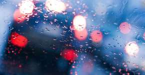 Saiba como não deixar o vidro do carro embaçar em dias de chuva