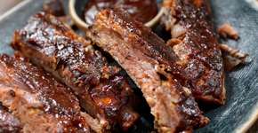 Costelinha de porco caramelizada para comer de joelhos