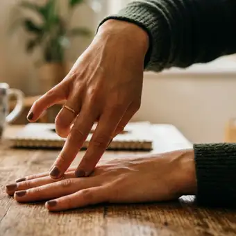 Featured mobile: Se você sente dores nos dedos enquanto mexe no celular ou computador, este simples alongamento aliviará sua mão e reduz o desgaste de seus tendões