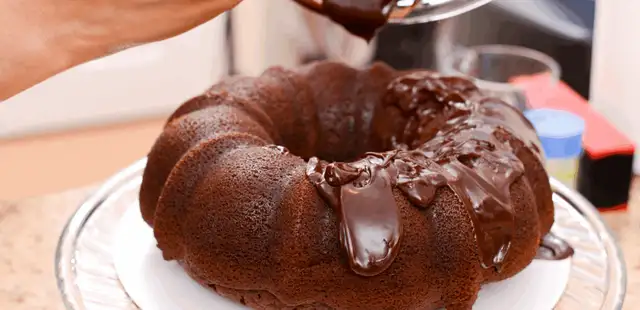 Sem ovos, leite e glúten: o bolo de chocolate vegano mais gostoso e prático de preparar