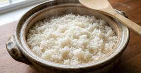 Por que lavar o arroz em água fria até a água ficar transparente antes de cozinhar: uma etapa que evita o empedramento e garante os grãos sempre soltinhos