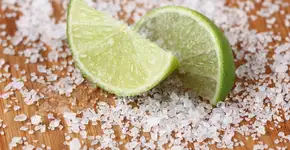 Misturar limão e sal: por que é recomendado e para que serve