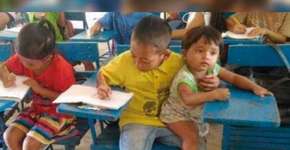 Menino de 7 leva irmão menor à escola para não faltar na aula