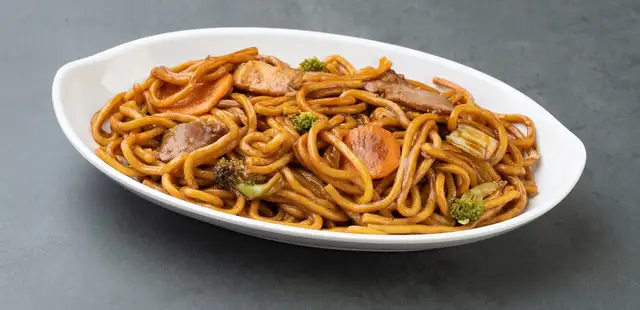 Yakisoba de carne muito saboroso