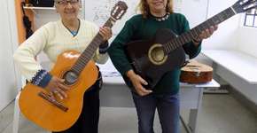 Violão devolve alegria a idosas