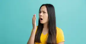 Mau hálito: 6 mitos e verdades sobre a halitose