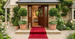 Nas casas mais prósperas a entrada não tem poeira acumulada porque usam tapete vermelho para atrair sorte e barrar a sujeira no portal