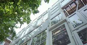 Na Holanda, arquiteta cria abrigo popular com portas e janelas reutilizadas