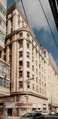 Localizado na rua direita do palácio (Rua Chile), temos um primor da arquitetura Art-Decó, o edifício Sulamerica , que mantém-se imponente ao tempo. Construção: 1930. Foto: reprodução/@prediosdesalvador