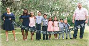 Eles adotaram 7 irmãos, e a surpresa veio em 4 dias