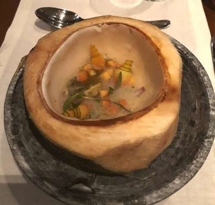 Ostras de mangue, papaya e água de coco (servido em um coco partido ao meio) e Lula, bernaise de maracujá e ervilha por Onildo Rocha 