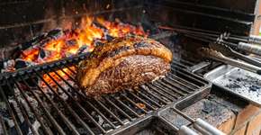 Uma técnica que aprendi numa churrascaria profissional: o que os churrasqueiros fazem para garantir que a picanha fique macia por dentro e com crosta perfeita por fora