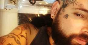 Tico Santa Cruz faz tattoo inusitada no crânio