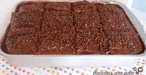 Bolo de chocolate molhadinho e com muita cobertura; você vai amar essa receita