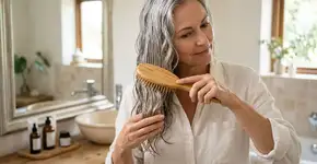 Nas casas mais organizadas o banheiro não tem muitos fios brancos no chão porque usam escova de cerdas largas para não quebrar o cabelo