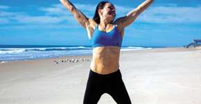 Mulher que engordou 31 kg depois de gestação, emagrece 19 kg com exercícios feitos em casa