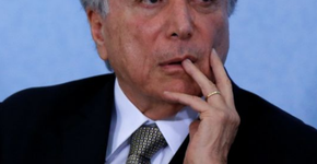 Manifestantes protestam contra Temer cantando ópera na rua