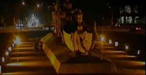 Câmera flagra momento em que casal faz intervenção em monumento