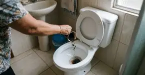 Despejar café usado no vaso sanitário: para que serve e por que é recomendado