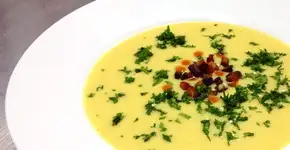 Caldo de aipim com bacon e calabresa vai aquecer sua alma
