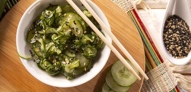 Esta receita de sunomono é refrescante, agridoce e viciante