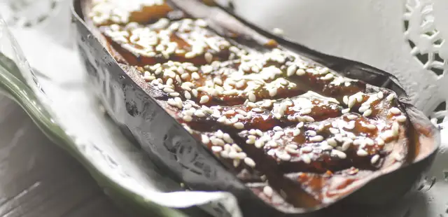 Receita de nasu no missô tão saborosa que parece saída de um bar japonês