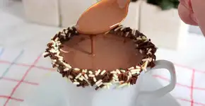 Chocolate quente de brigadeiro bem cremoso e gostoso