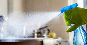 6 erros na limpeza que estão danificando sua casa (e como evitar)