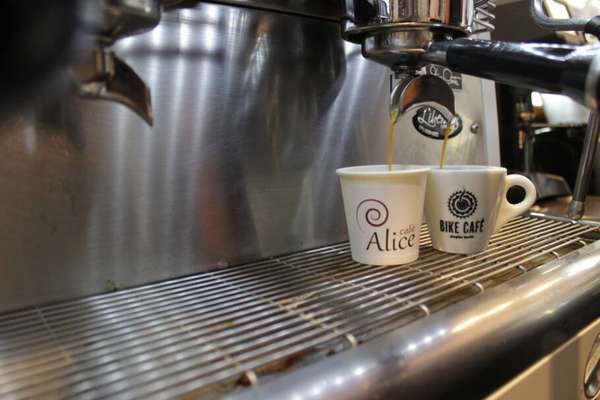 Café Alice faz 2 anos e seus clientes é quem ganham presente!